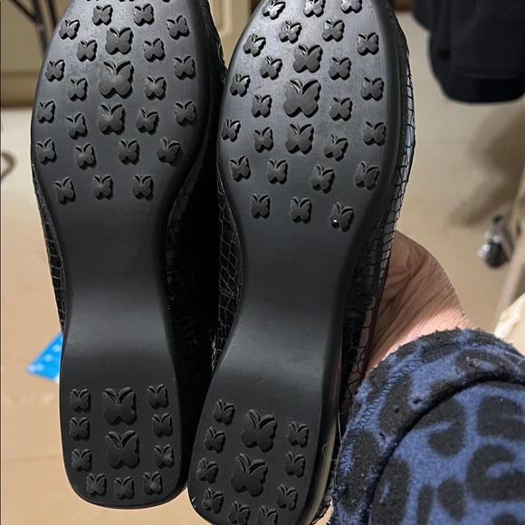 White Mountain Textured Black Loafers - Picture 6 of 6